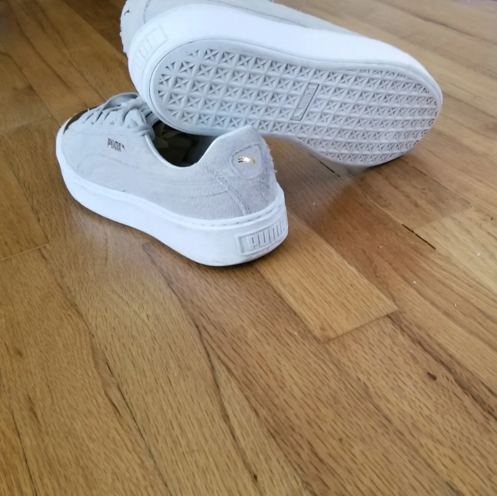 Like new!- Puma Platform Suede Sneaker - Picture 3 of 7